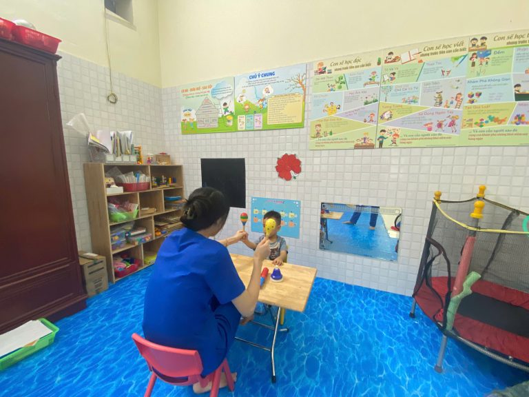 Tại sao phụ huynh cần biết các mốc phát triển của trẻ và vai trò của chúng trong can thiệp?