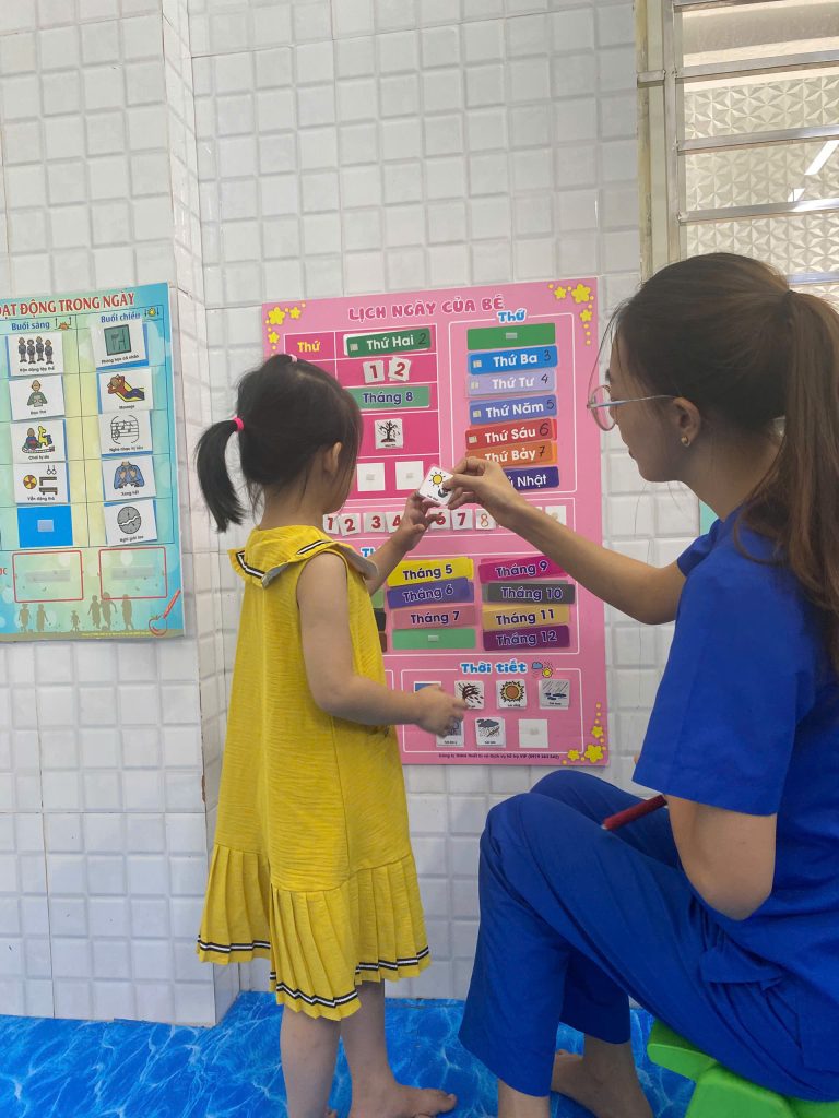 Tại sao phụ huynh cần biết các mốc phát triển của trẻ và vai trò của chúng trong can thiệp?