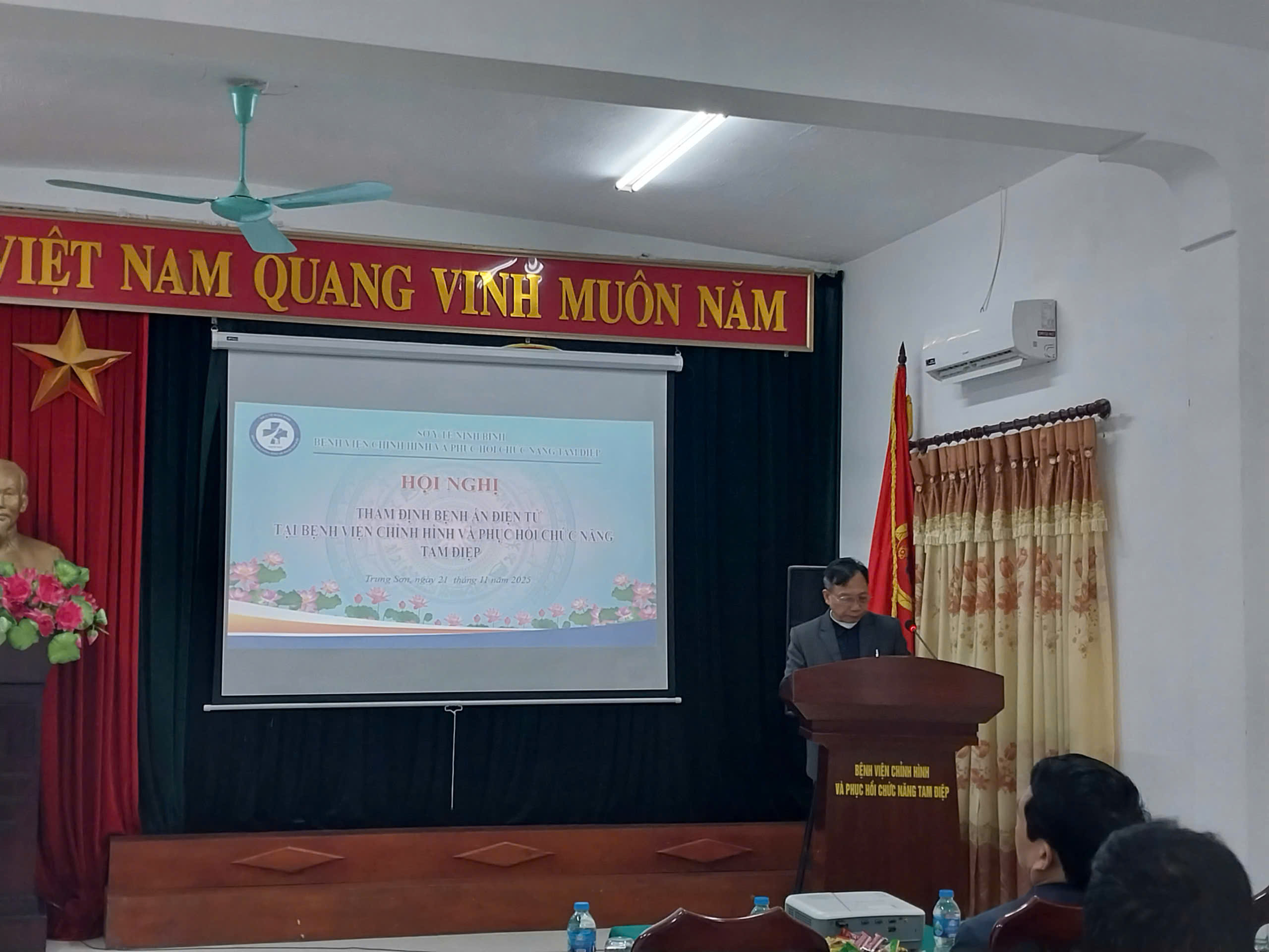 Đồng chí Vũ Văn Trình - Giám đốc bệnh viện, Chủ tịch hội đồng thẩm định phát biểu trong hội nghị