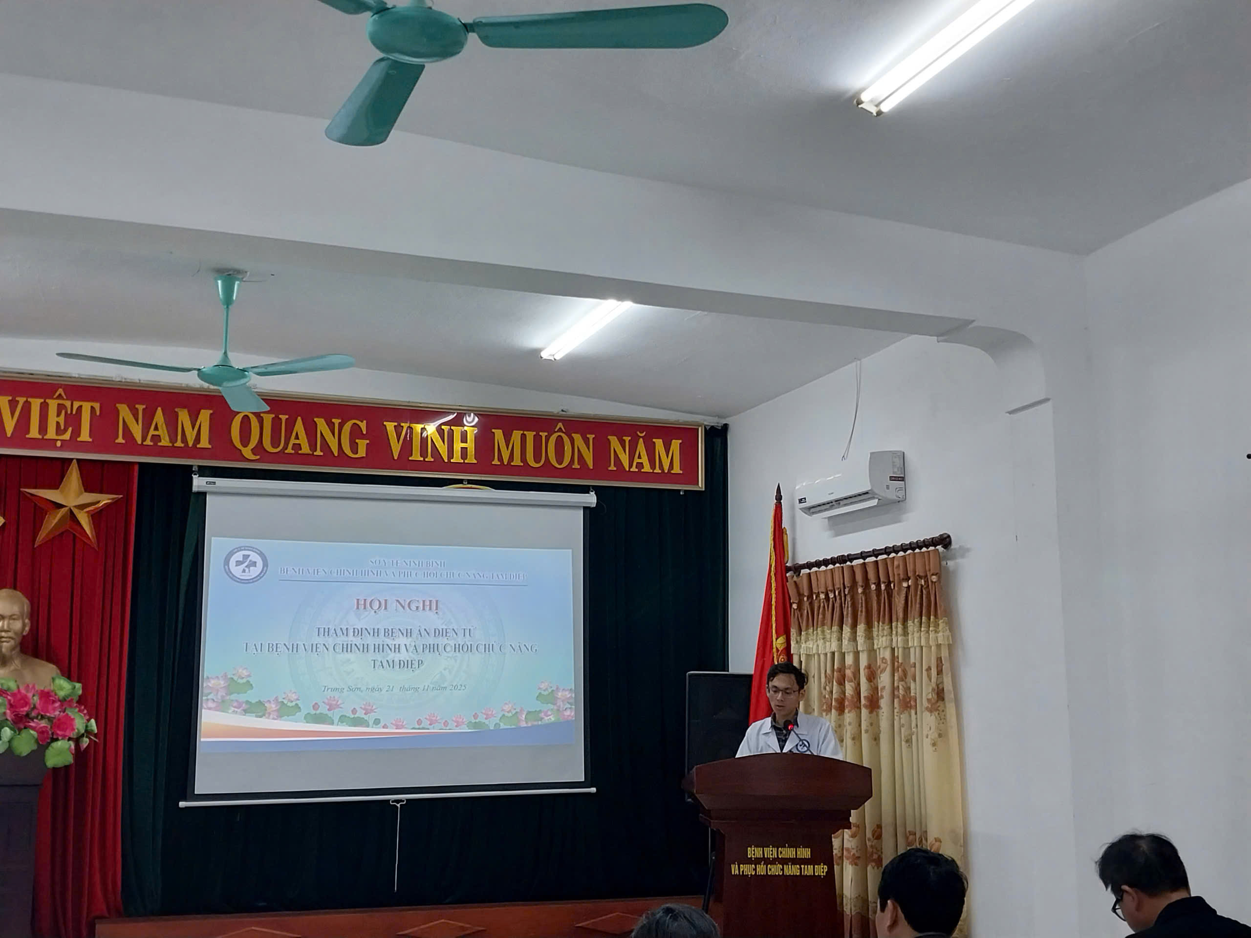 BSCKI Nguyễn Viết Phi - Trưởng khoa PHCN Trị liệu RNTT, phát biểu trong hội nghị