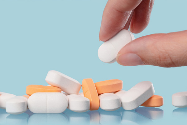 Cách giảm đau sau phẫu thuật chấn thương chỉnh hình hiệu quả Thuốc giảm đau đường uống được sử dụng đối với bệnh nhân phẫu thuật có thể ra về trong ngày