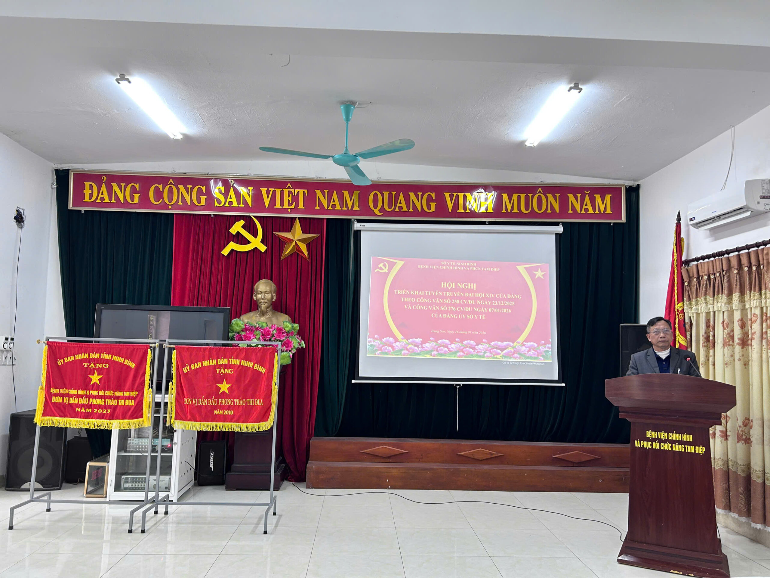 Đồng chí Bí thư Chi bộ, Giám đốc Bệnh viện - Vũ Văn Trình phát biểu trong hội nghị