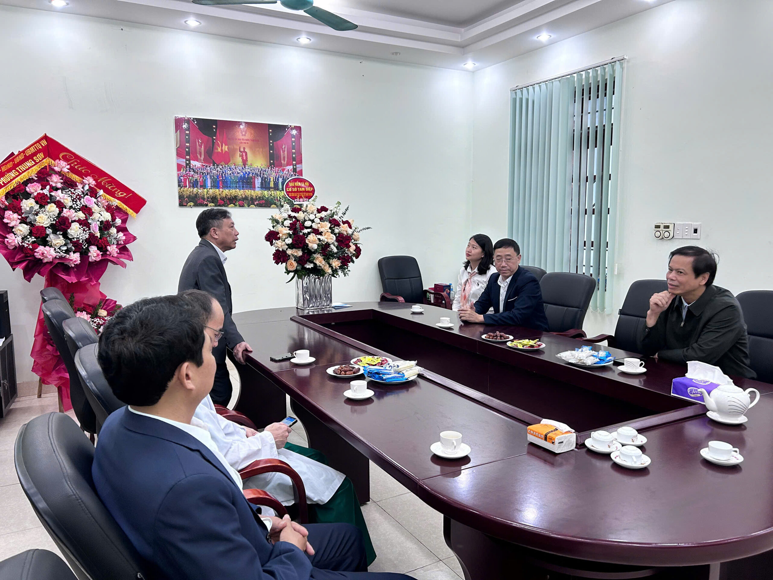 Ấm áp tình cảm tri ân: Các cơ quan, đơn vị chúc mừng Bệnh viện Chỉnh hình và PHCN Tam Điệp nhân Ngày Thầy thuốc Việt Nam z7568317004363 1fac606e1e6e0e29df5bae1029980fe2 scaled