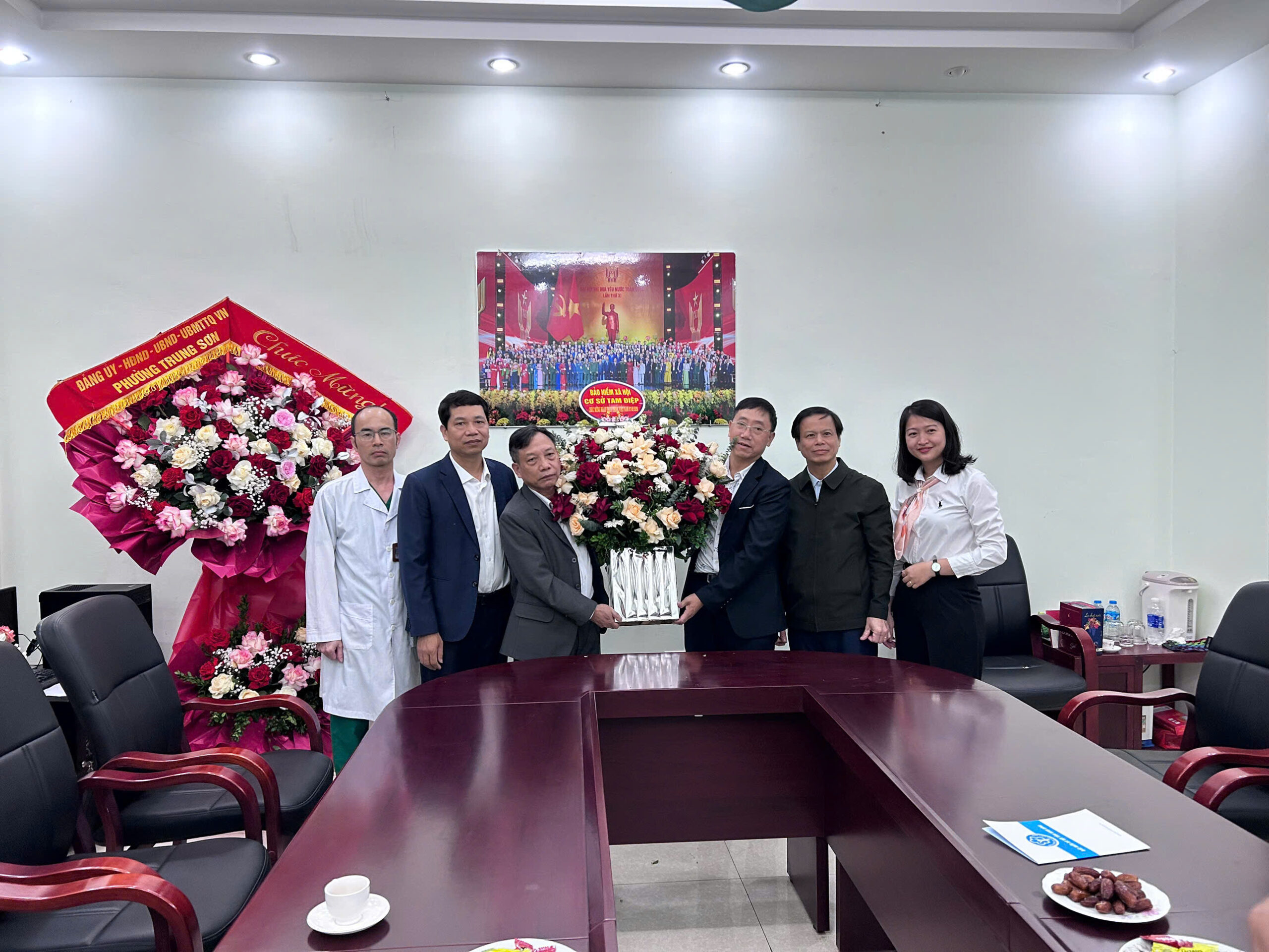 Ấm áp tình cảm tri ân: Các cơ quan, đơn vị chúc mừng Bệnh viện Chỉnh hình và PHCN Tam Điệp nhân Ngày Thầy thuốc Việt Nam z7568317022932 19e969cc92597ee03f4cd48b145742ba scaled