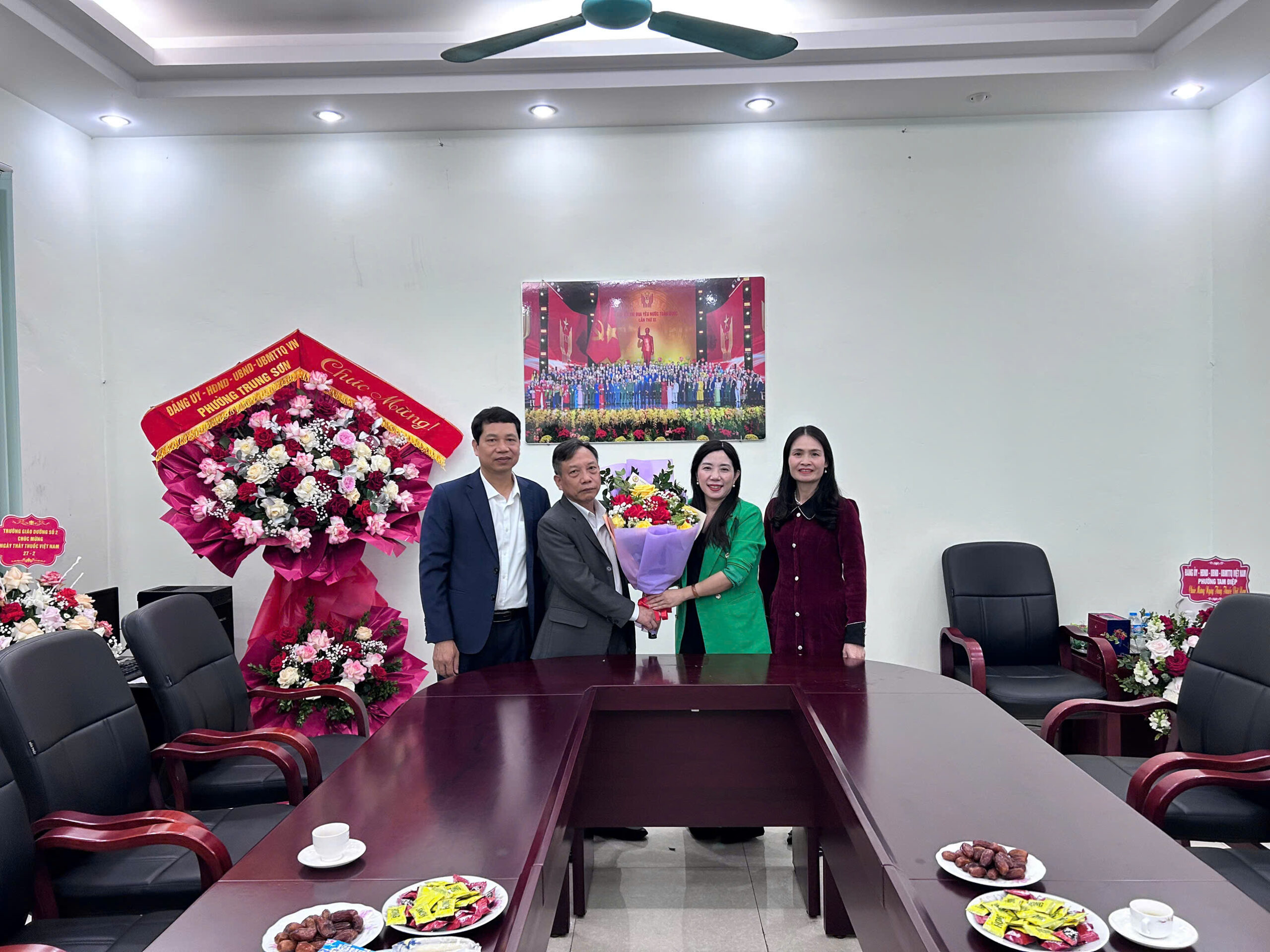 Ấm áp tình cảm tri ân: Các cơ quan, đơn vị chúc mừng Bệnh viện Chỉnh hình và PHCN Tam Điệp nhân Ngày Thầy thuốc Việt Nam z7568317059305 487a13b4d7e80ed5d5d16d56202d4fdf scaled