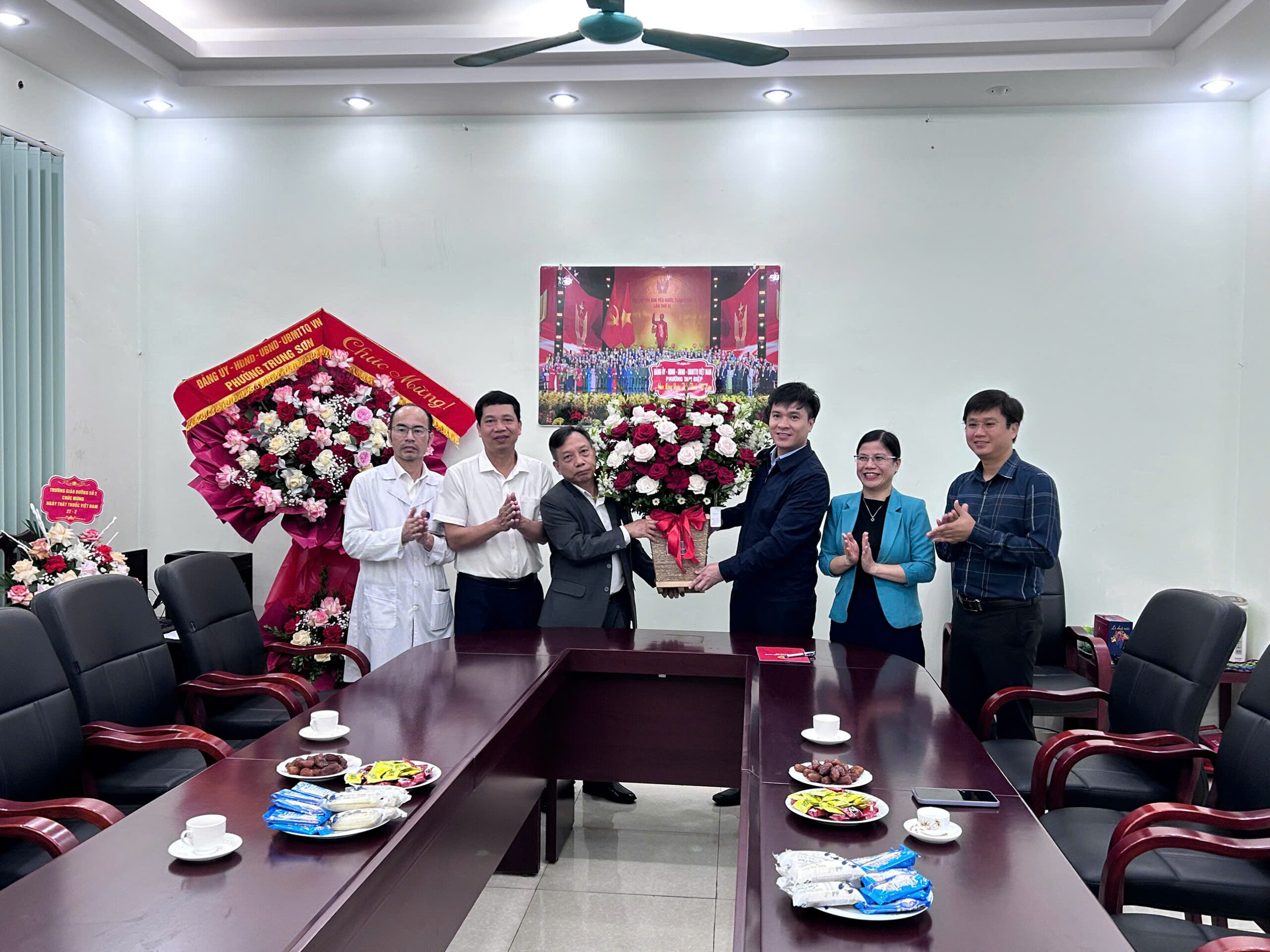 Ấm áp tình cảm tri ân: Các cơ quan, đơn vị chúc mừng Bệnh viện Chỉnh hình và PHCN Tam Điệp nhân Ngày Thầy thuốc Việt Nam z7568317085226 18c424d8feda1d0ba833307769b5ab49 scaled