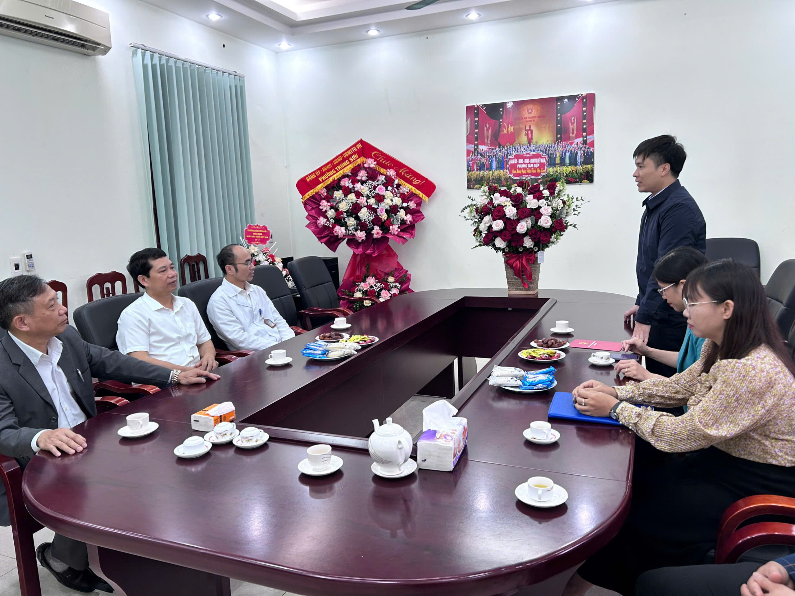 Ấm áp tình cảm tri ân: Các cơ quan, đơn vị chúc mừng Bệnh viện Chỉnh hình và PHCN Tam Điệp nhân Ngày Thầy thuốc Việt Nam z7568317095925 87bc0a4b48e90166774e69d70be31f80 scaled