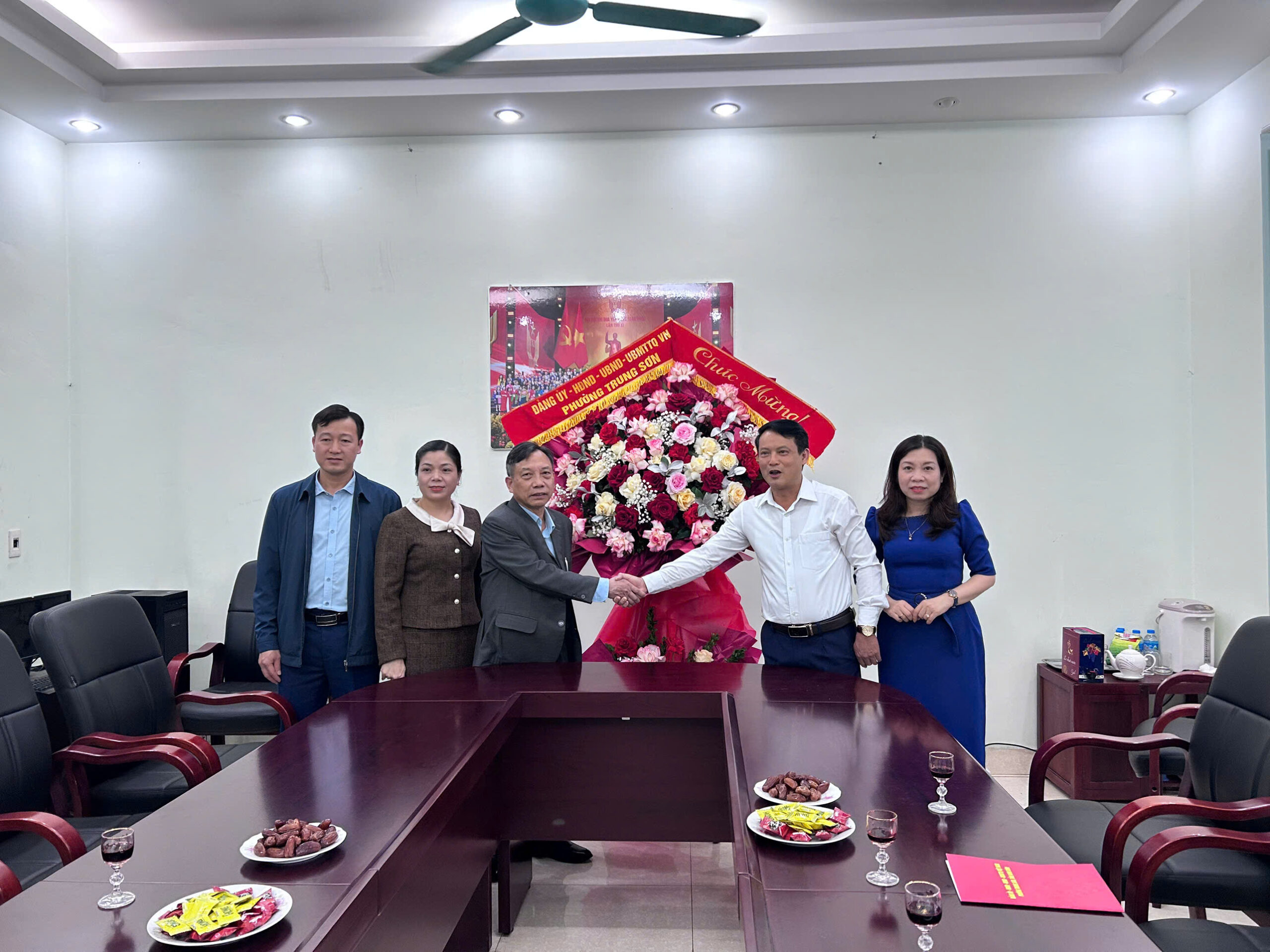 Ấm áp tình cảm tri ân: Các cơ quan, đơn vị chúc mừng Bệnh viện Chỉnh hình và PHCN Tam Điệp nhân Ngày Thầy thuốc Việt Nam z7568317151109 7aff2c72c560f7fa0358465e7c542885 scaled