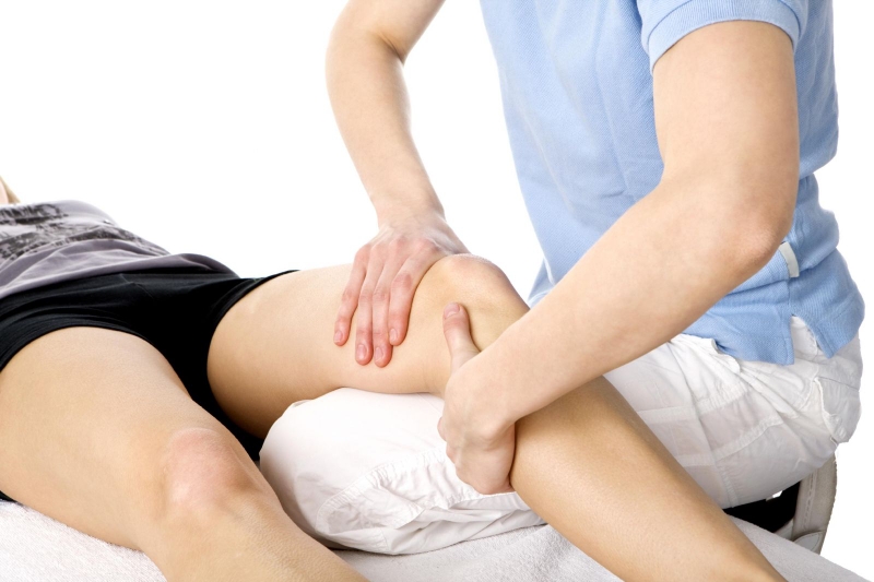 Không phải mọi trường hợp đau khớp gối khi lên xuống cầu thang đều cần can thiệp y tế khẩn cấp.